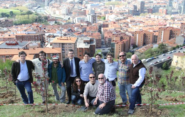 Personas participantes en la plantación de los árboles dentro de la estrategia de Place Branding Bilbao